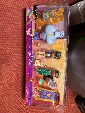 NEW Disney Petite storytelling deluxe Aladdin Jasmine Genie doll set